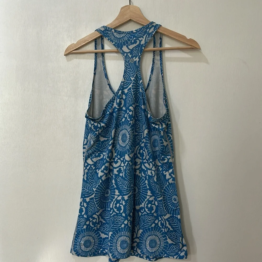 LULEMON WOMENS ACTIVEWEAR TANK TOP BLUE WHITE FLORAL Sz MD o LG - Picture 2 of 10